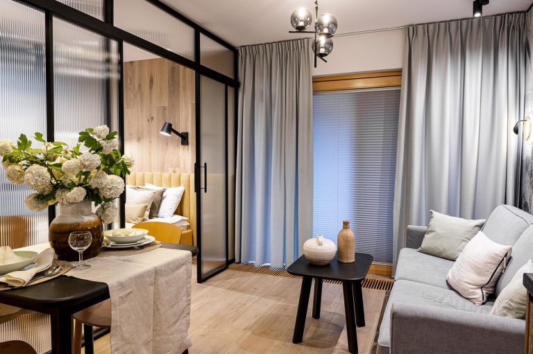 Sprytne przechowywanie w małym mieszkaniu – meble wielofunkcyjne, które pokochasz